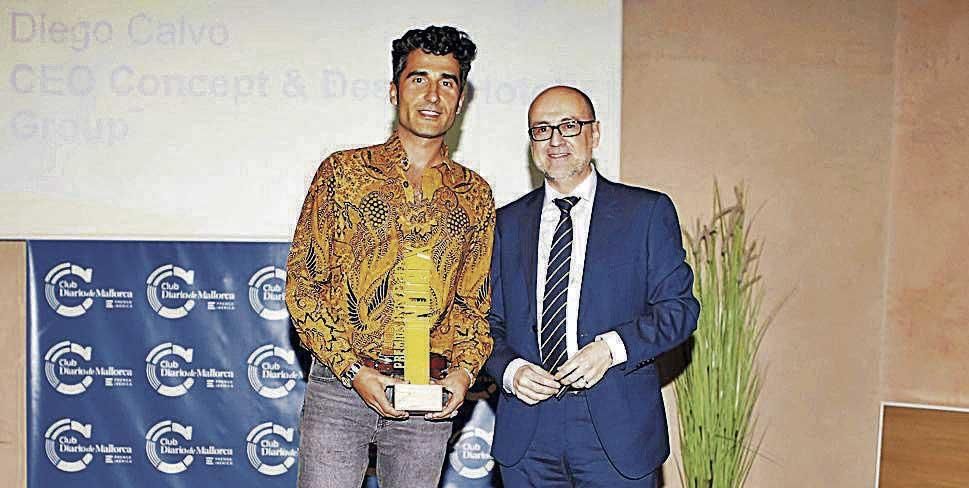 Diego Calvo, responsable de Concept & Design Hotel, fue premiado con el galardón Índicex a la Digitalización de la mano de José Manuel García, director de negocio en el Levante.