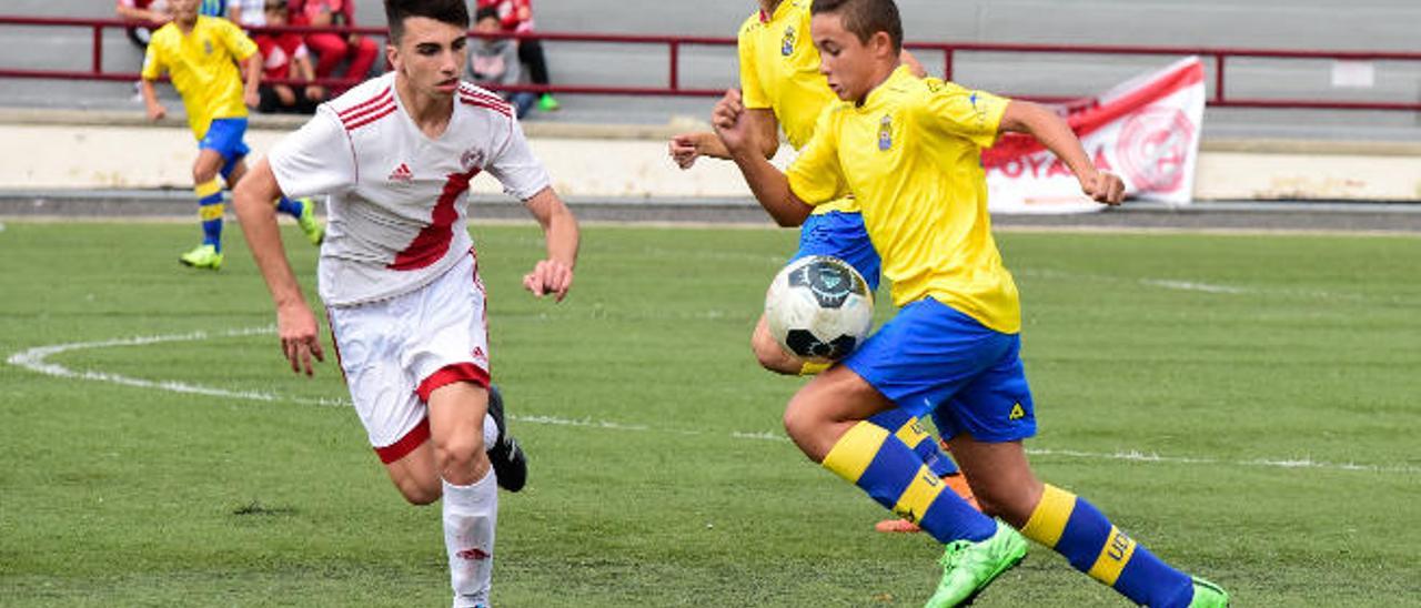 Imagen del Huracán - Las Palmas, con Dani y Yéremi, con el balón.