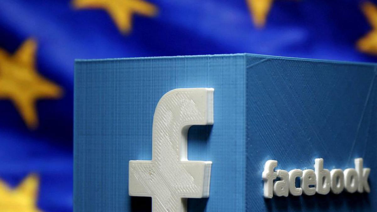 Logotip en 3D de Facebook davant de la bandera de la UE. | DAU RUVIC / REUTERS