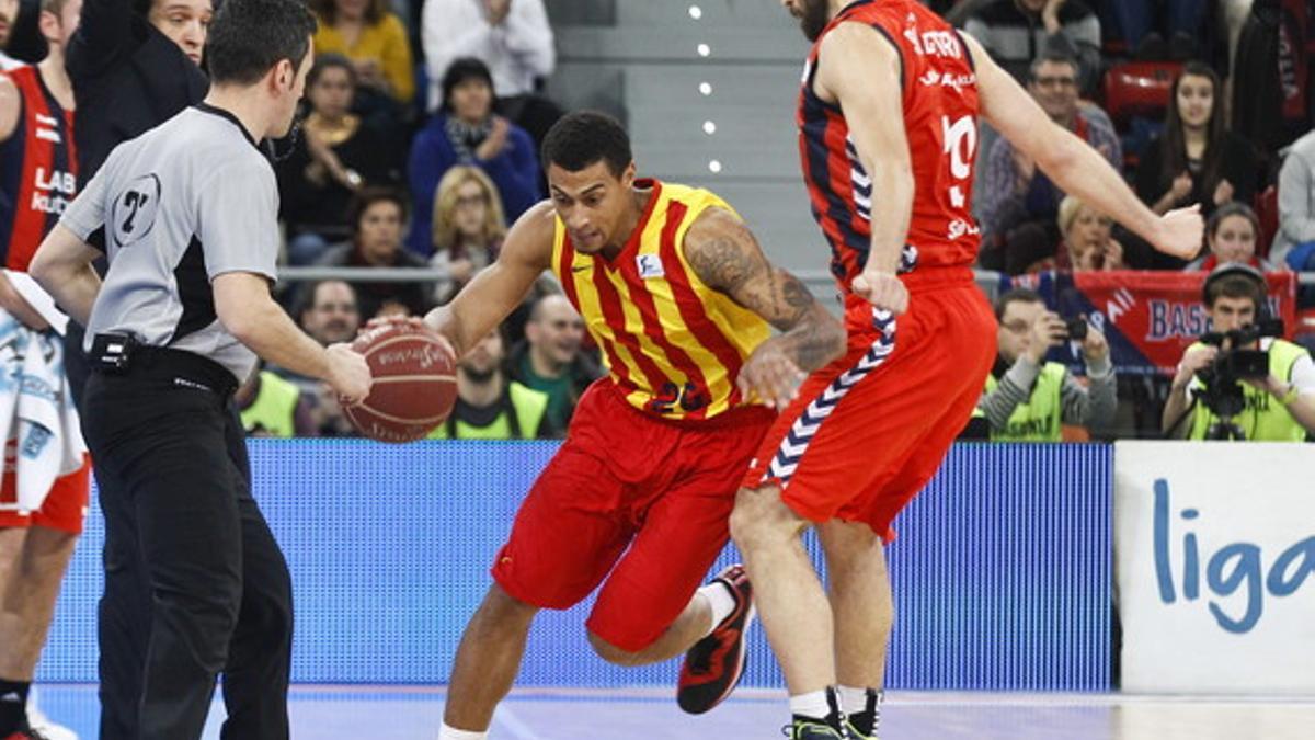 El escolta francés del Barcelona, Edwin Jackson, supera al alero del Laboral Kutxa Baskonia, Fernando San Emeterio.