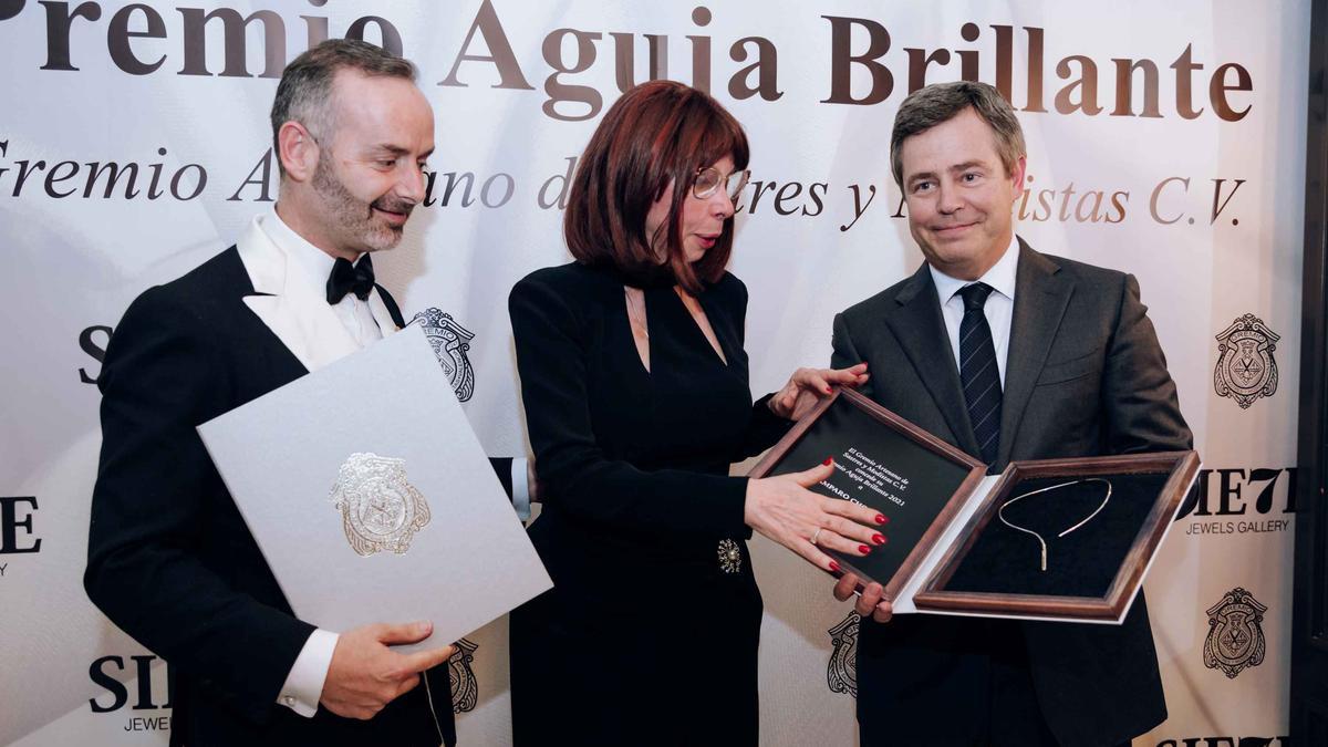 Amparo Chordá recibiendo el Premio Aguja Brillante