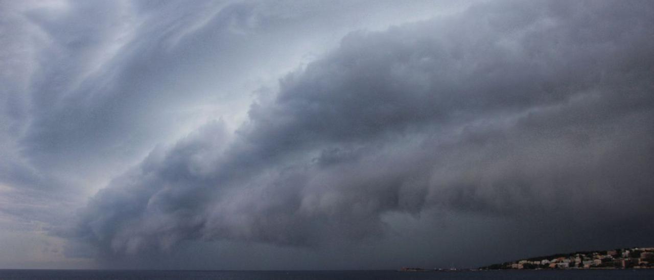 Momento de la tormenta fotografíado desde el dique del Oeste.