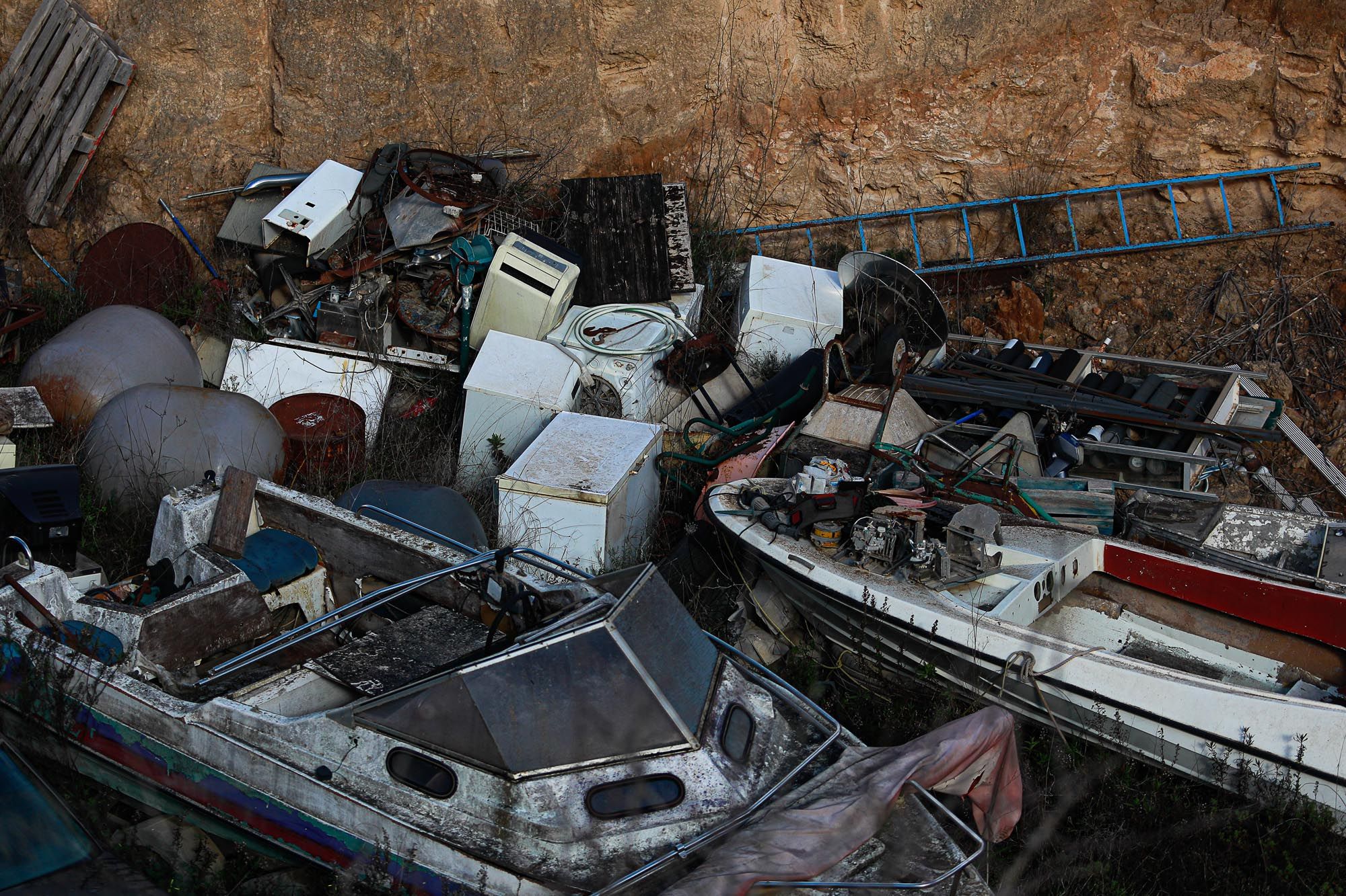 Retirada de barcos almacenados ilegalmente en Cala Tarida
