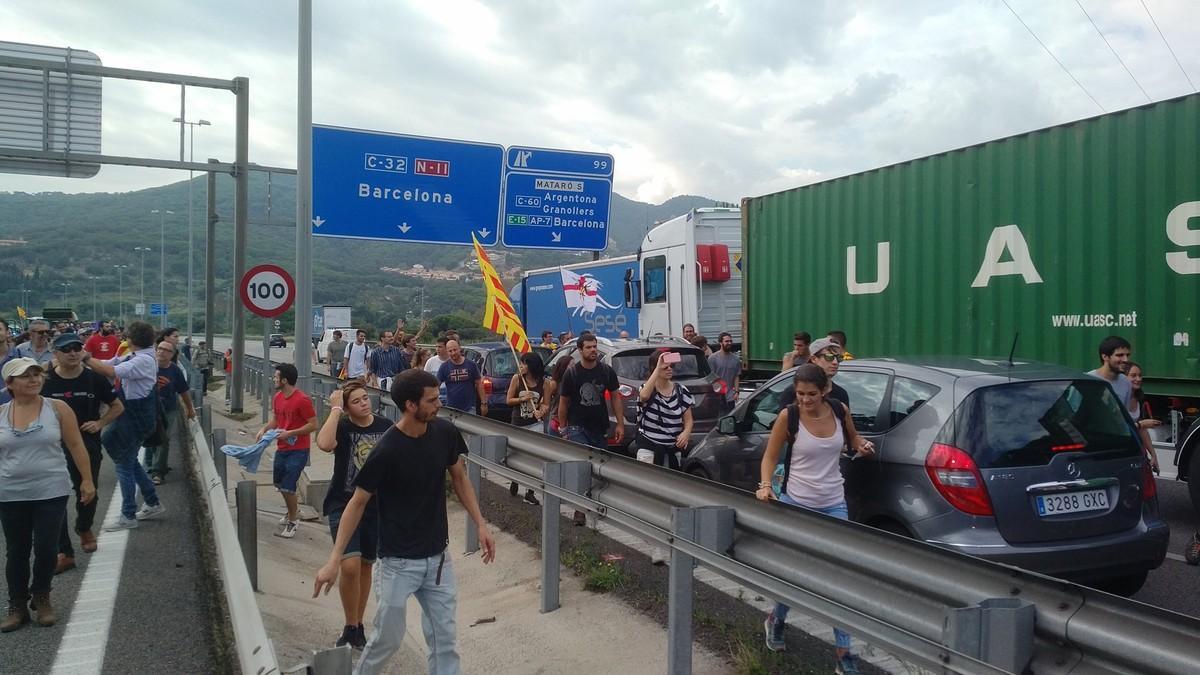 Moment en què diversos manifestants caminen per la C-32 a l’altura de la sortida Mataró Oest, tant pel carril en direcció a Barcelona com el de Girona.