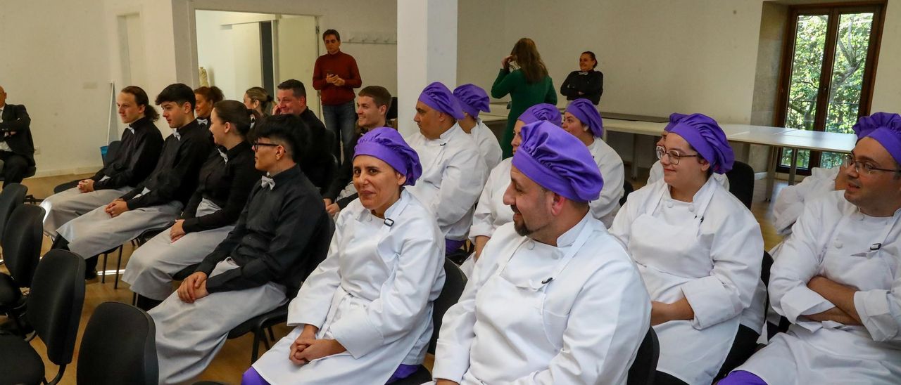 Alumnos del Obradoiro de Emprego de Hostalería mar de Santiago.