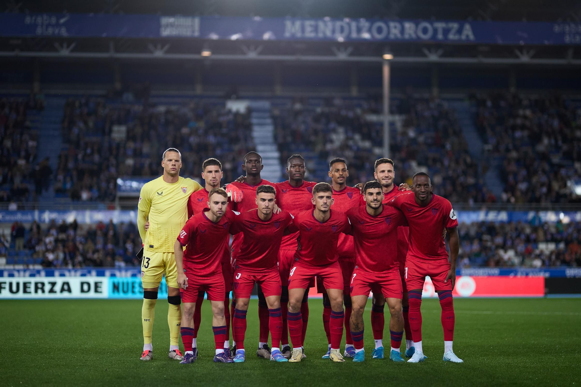 Players of Sevilla FC line up for a team photo prior to the LaLiga EA Sports match between Deportivo Alaves and Sevilla FC at Mendizorrotza on September 20, 2024, in Vitoria, Spain. AFP7 20/09/2024 ONLY FOR USE IN SPAIN / Ricardo Larreina / AFP7 / Europa Press;2024;SOCCER;SPAIN;SPORT;ZSOCCER;ZSPORT;Deportivo Alaves v Sevilla FC - LaLiga EA Sports;