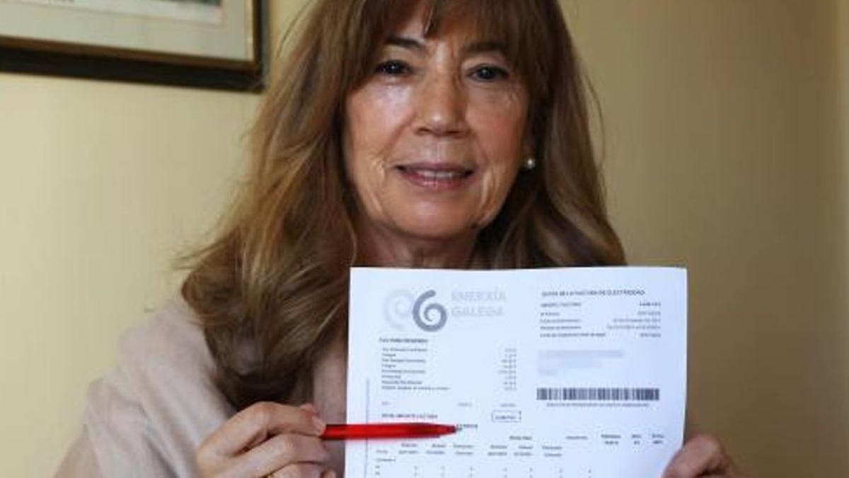 Ángeles Suárez muestra la factura de la discordia.