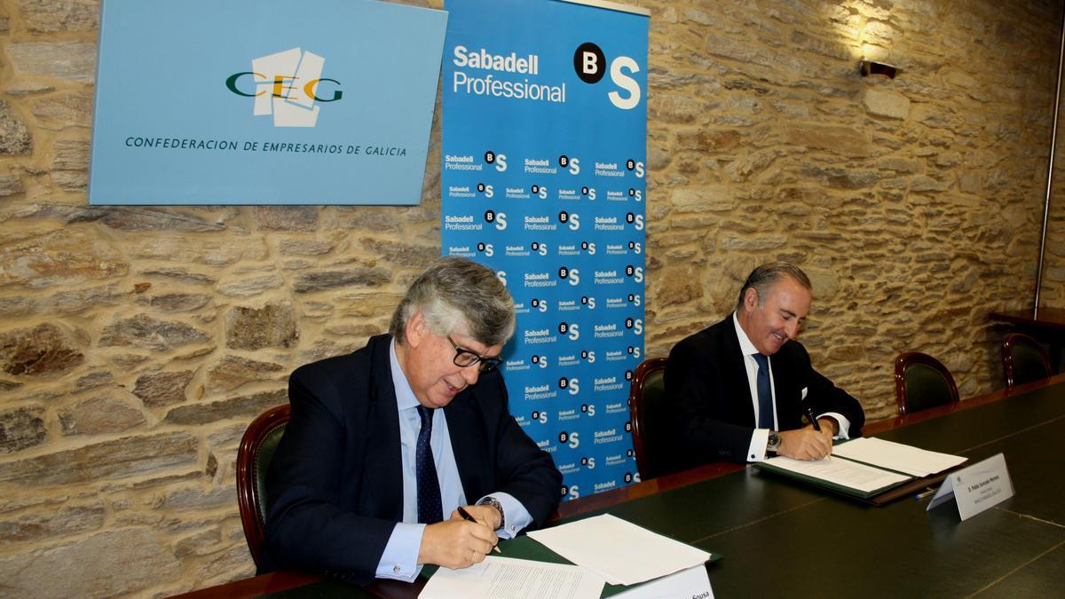 Juan Manuel Vieites, presidente de la CEG, y Pablo Junceda, director general de Sabadell Gallego, durante la firma del acuerdo.