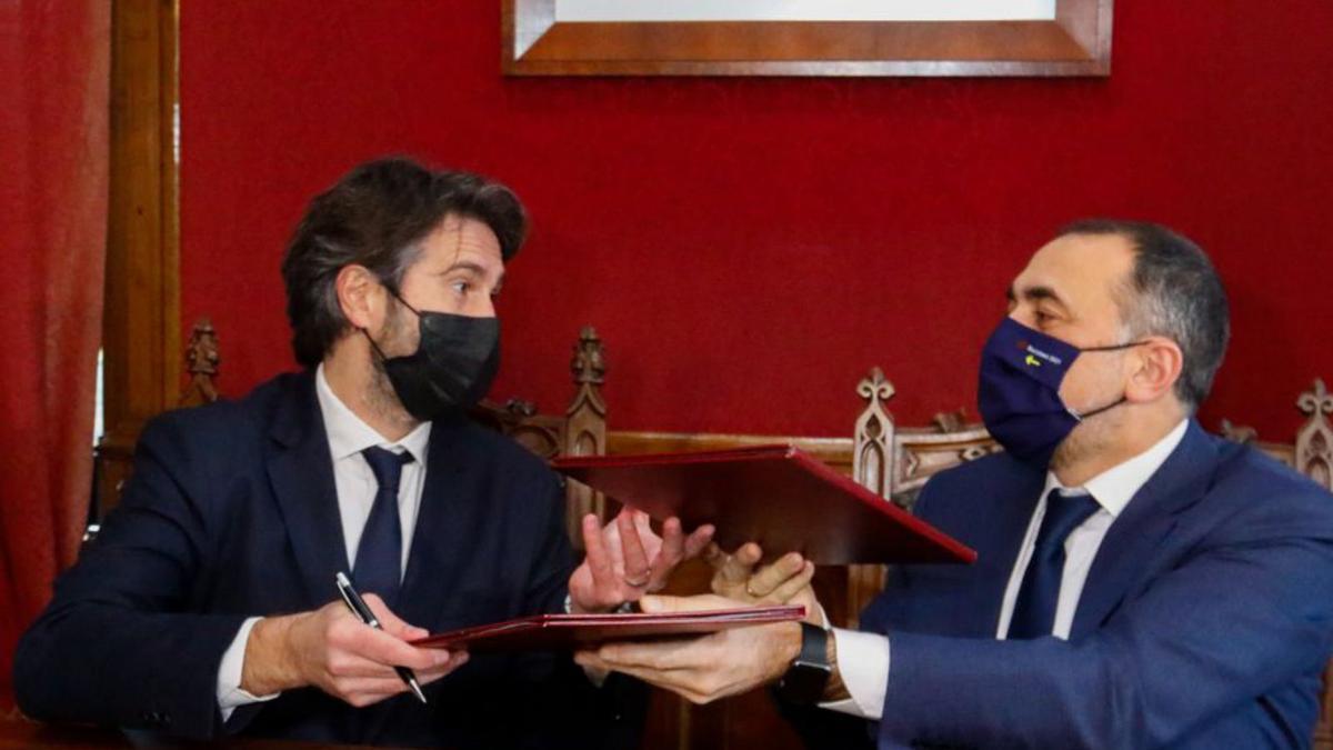 Alberto Varela y Julio García Comesaña, durante la firma del convenio.