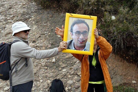 Cadena humana a Montserrat per reclamar l'alliberament dels líders independentistes