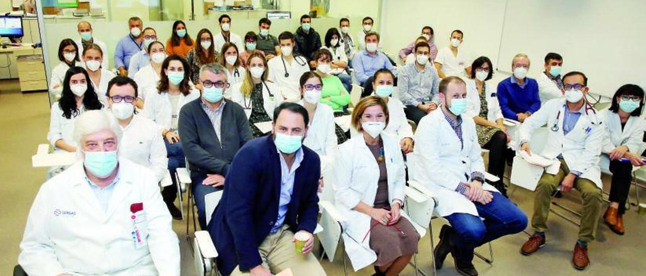 Plantilla del Servicio de Cardiología del Chuvi, en una sesión clínica, esta semana.