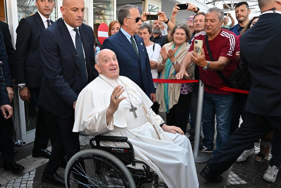 El Papa sale del hospital tras ser operado de una hernia abdominal