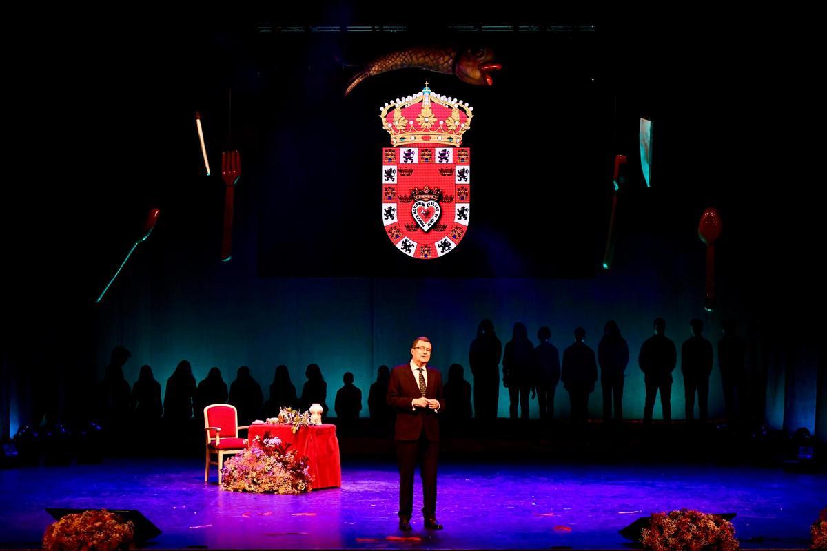 José Ballesta durante su discurso en la Pitocrónica del Entierro de la Sardina de Murcia.