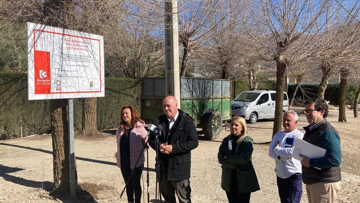 Las autoridades, durante la visita al nuevo paseo peatonal de Rute.