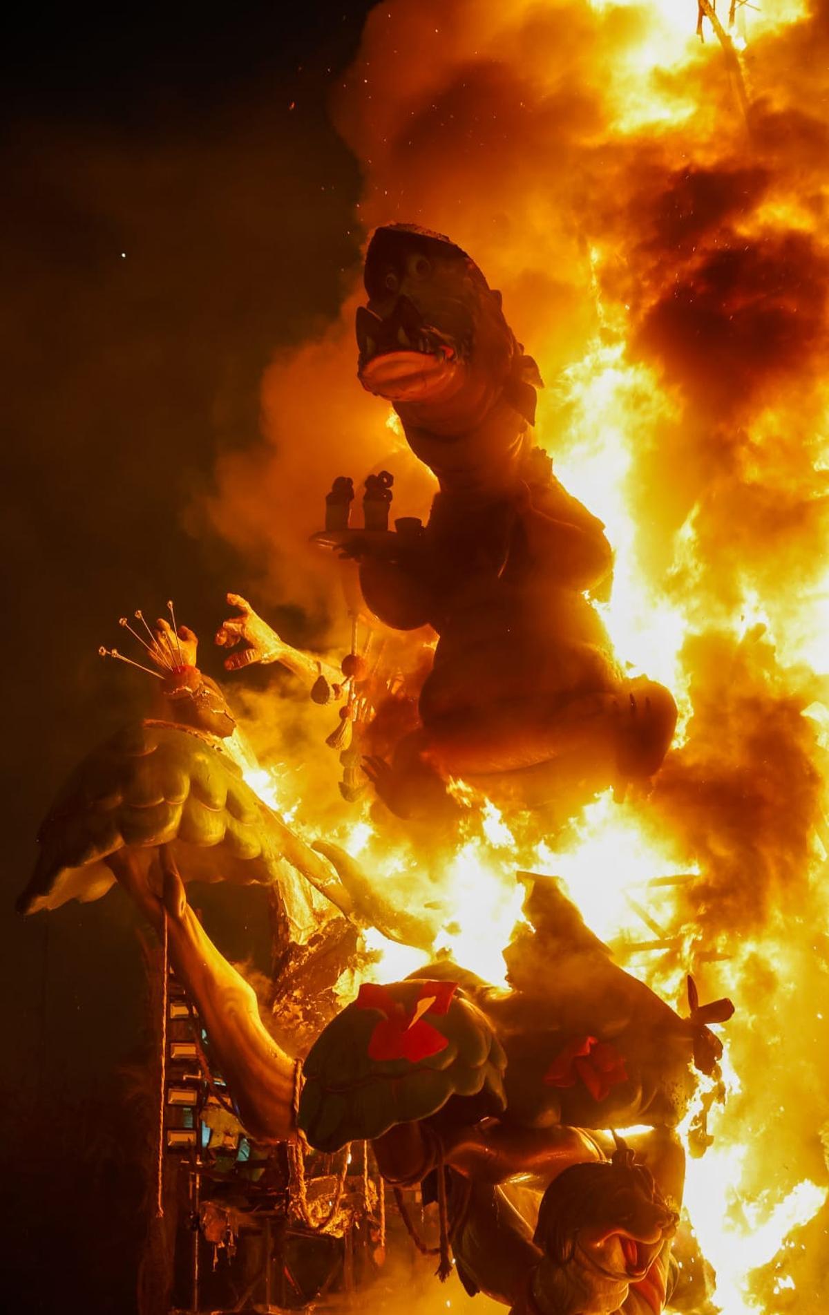 La Cremà de la falla municipal de València, en imágenes
