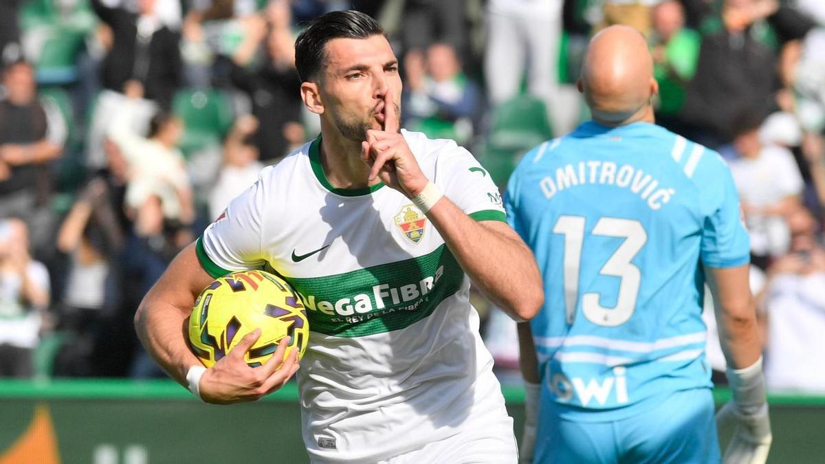 Rafa Mir celebra el 2-2... ¿con un gesto hacia El Hilali?