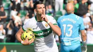 Rafa Mir celebra el 2-2... ¿con un gesto hacia El Hilali?