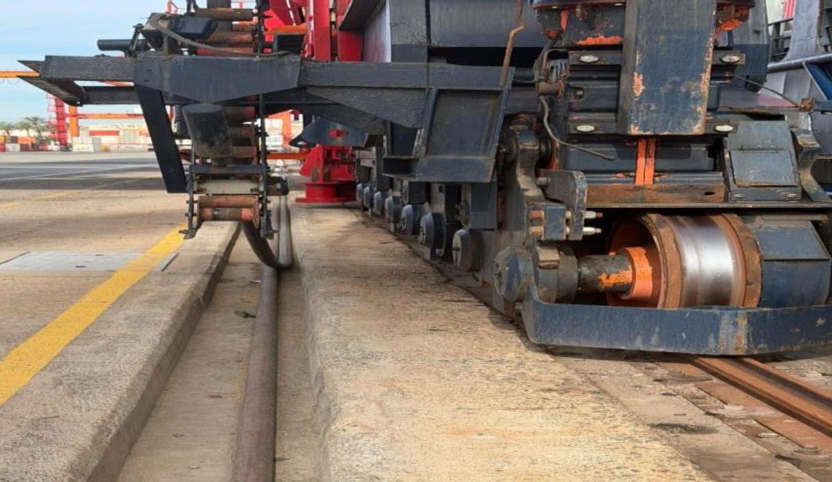 Carril sobre el que se deslizan las grúas portacontenedores