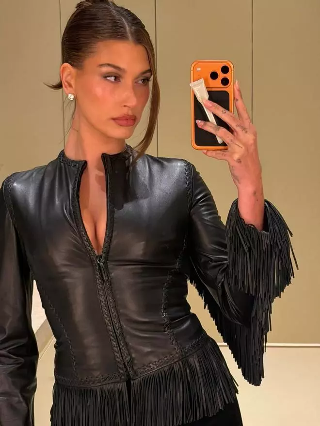 Hailey Bieber celebra su 29 cumpleaños rescatando un icónico look de Donatella Versace