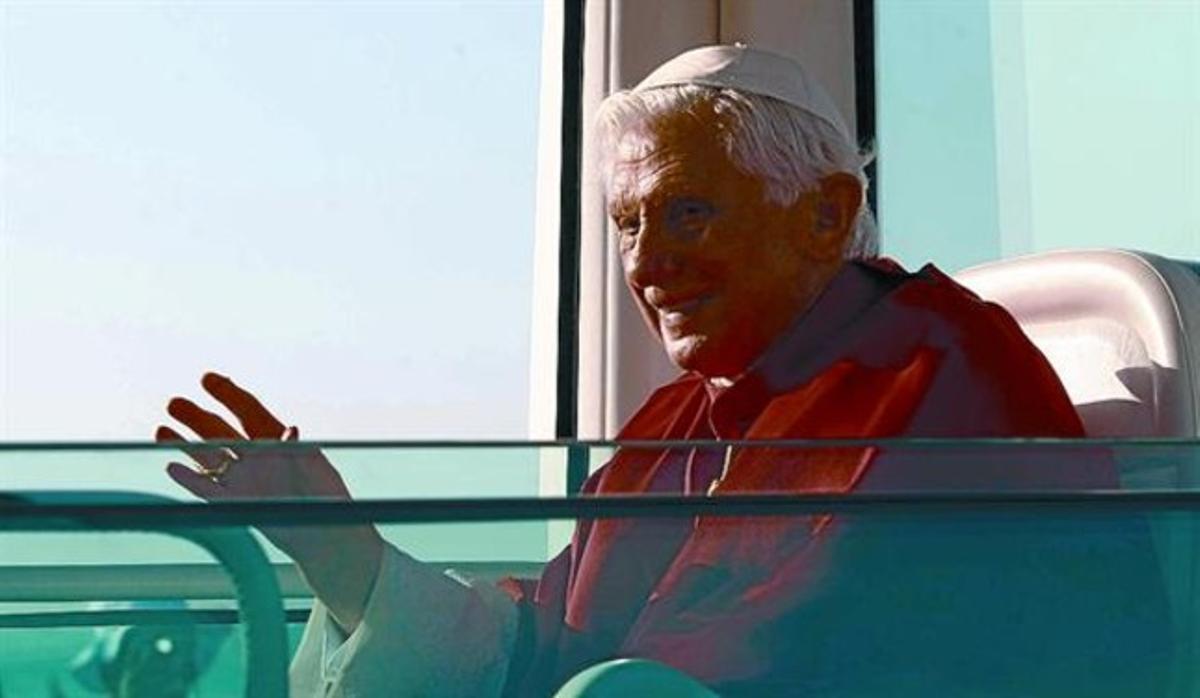 Benet XVI saluda des del papamòbil, ahir a l’arribar a Cuatro Vientos, abans de la missa.