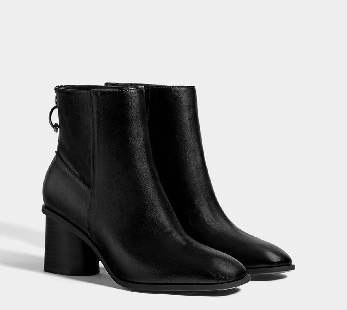 Botines tacón medio anilla de Bershka (Precio: 15,99 euros)