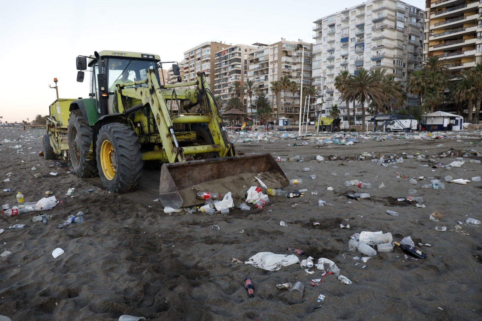 Limpieza en las playas de Málaga tras la noche de San Juan