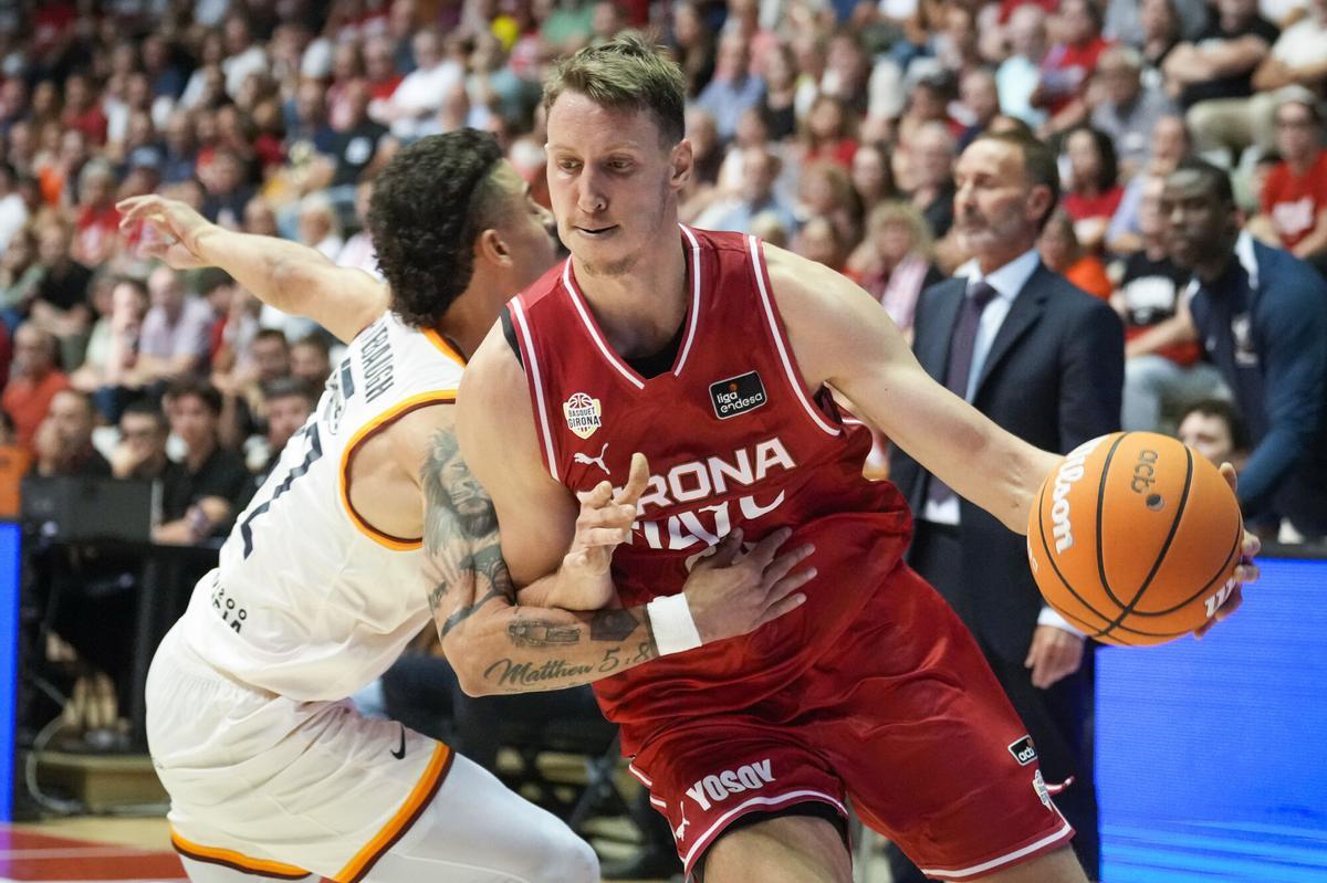 Mindaugas Susinskas supera al escolta estadounidense del UCAM Murcia Jonah Radebaugh en Fontajau