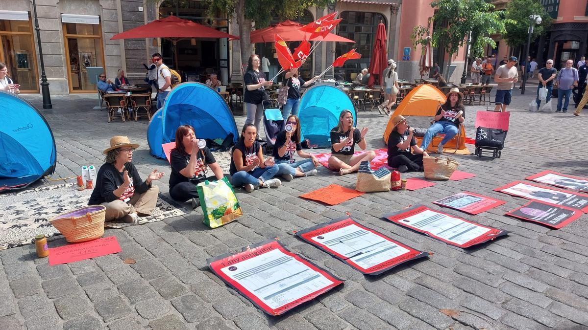 Concentración de las trabajadoras de las 'escoletes' externalizadas de Palma