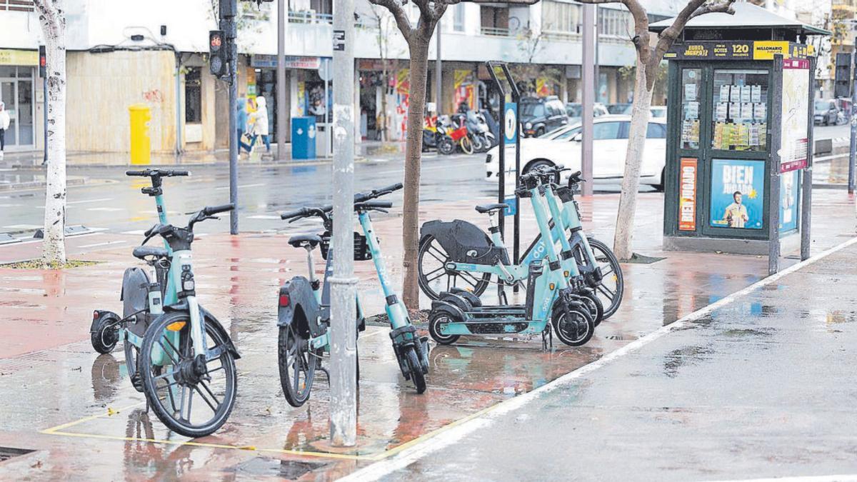 Bicicletas y patinetes de alquiler de una prueba piloto en Vila con una empresa privada.