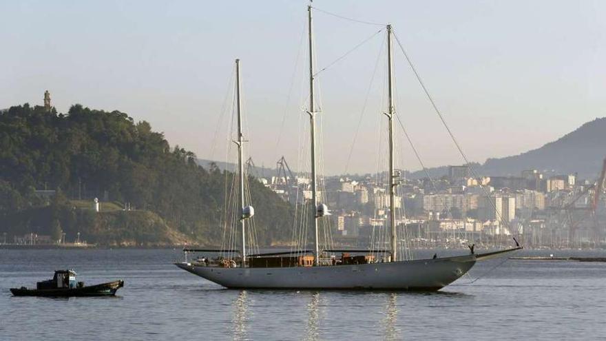 El &quot;Xarifa&quot;, ayer, de regreso a los muelles de Rodman en Moaña tras hacer las pruebas de motor.