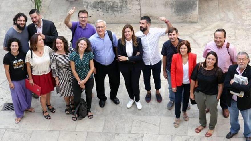 Los concejales del gobierno municipal de València, con el alcalde Joan Ribó al centro, antes del cónclave celebrado ayer en La Nau de la Universitat.