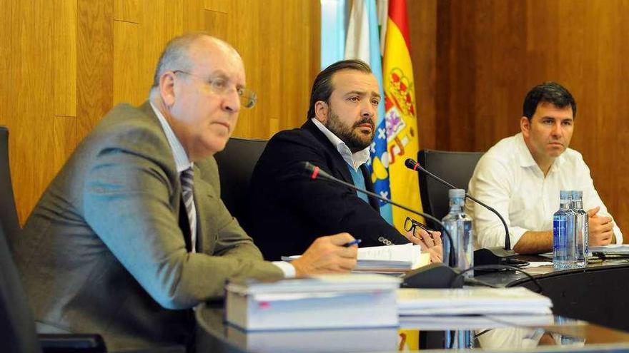 César López Arribas, junto al alcalde y el teniente de alcalde en un pleno municipal. // Bernabé/Javier Lalín