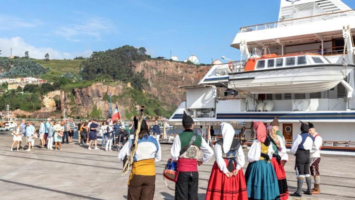 Un grupo folclórico recibe a los cruceristas en Gijon, en una imagen de archivo.