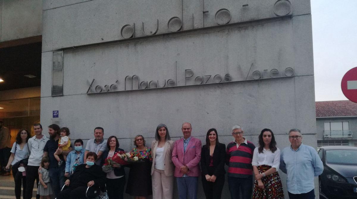 Familia de Pazos, su madre, en silla de ruedas, su viuda, ediles de gobierno y alcaldes, Lara Graña y el director del auditorio, ante el nombre del ex alcalde. | // S.Á.