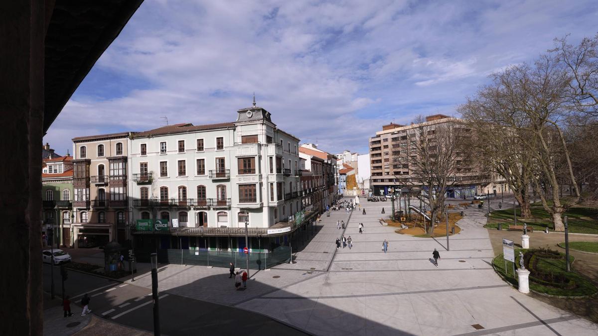 El edificio del Colon, completamente vallado para ejecutar las obras de rehabilitación.