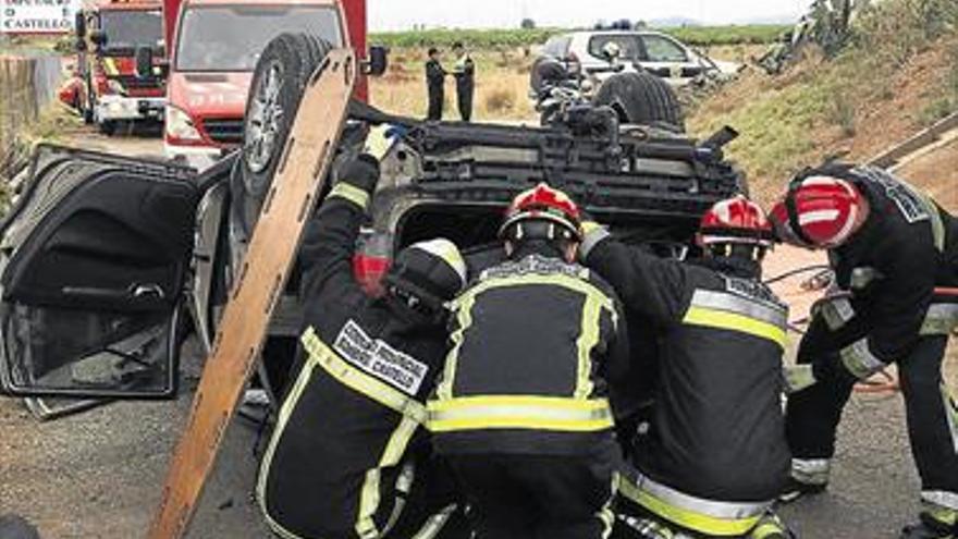 Un muerto y dos heridos al salirse de la AP-7 y volcar en Vila-real