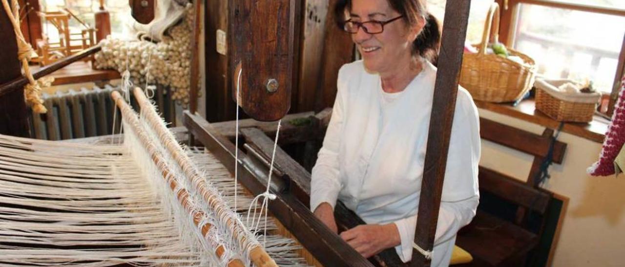 Irene Villar trabaja en su telar de Santa Eulalia, donde hizo el fular para doña Letizia.