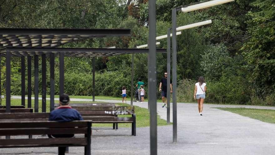 Paseantes en el parque de Viesques.