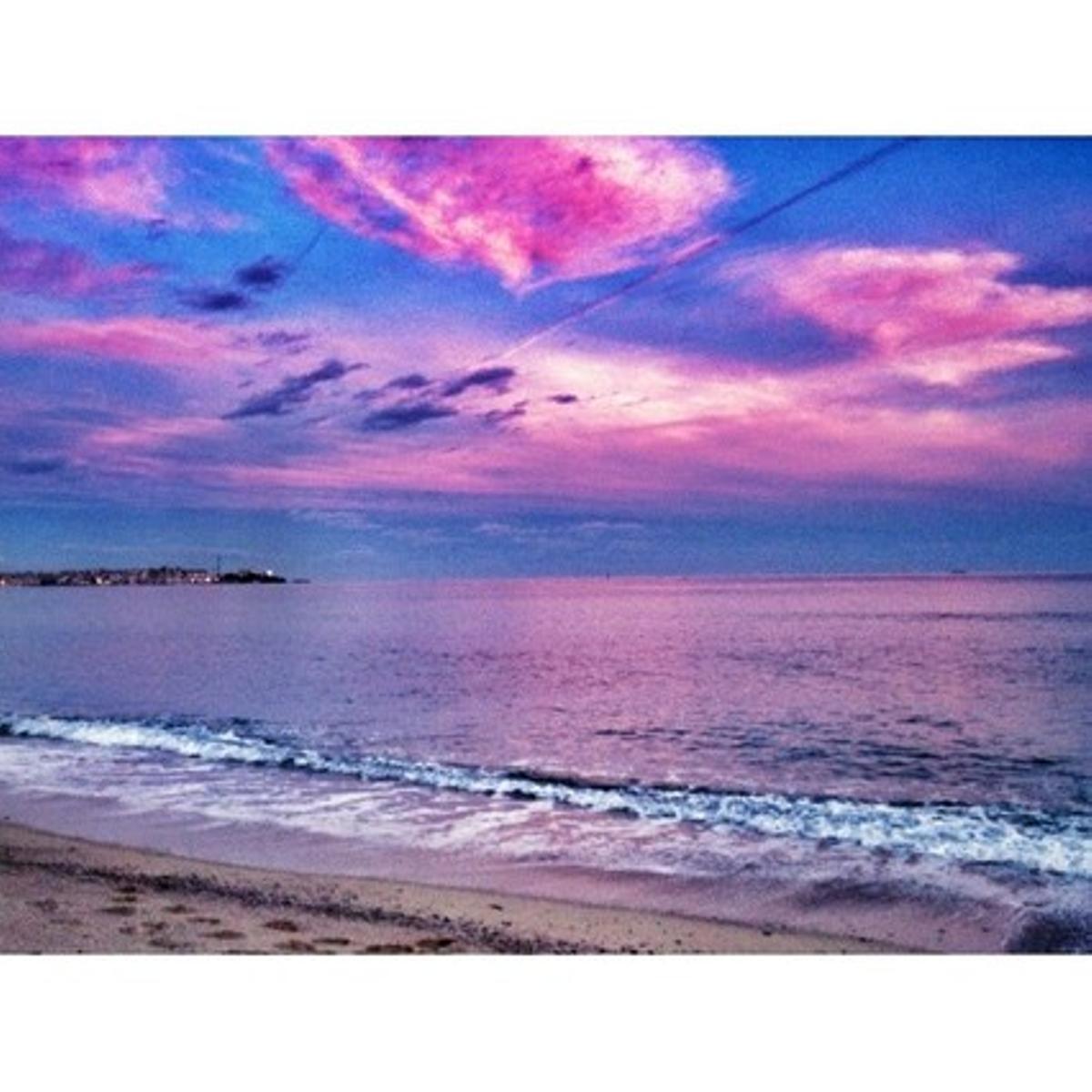 El cielo otoñal se refleja en el mar.