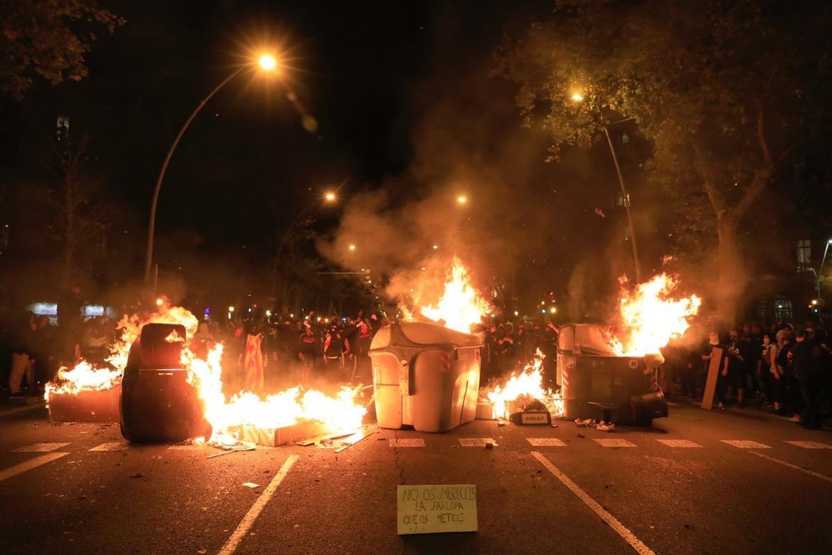 Contenedores ardiendo en el paseo Sant Joan.