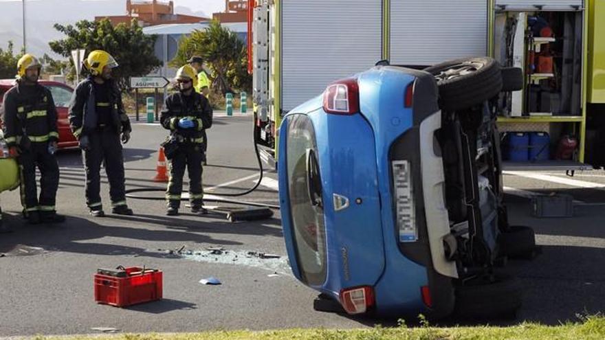 Vuelco de un coche en la Calle Martinete, en Arinaga