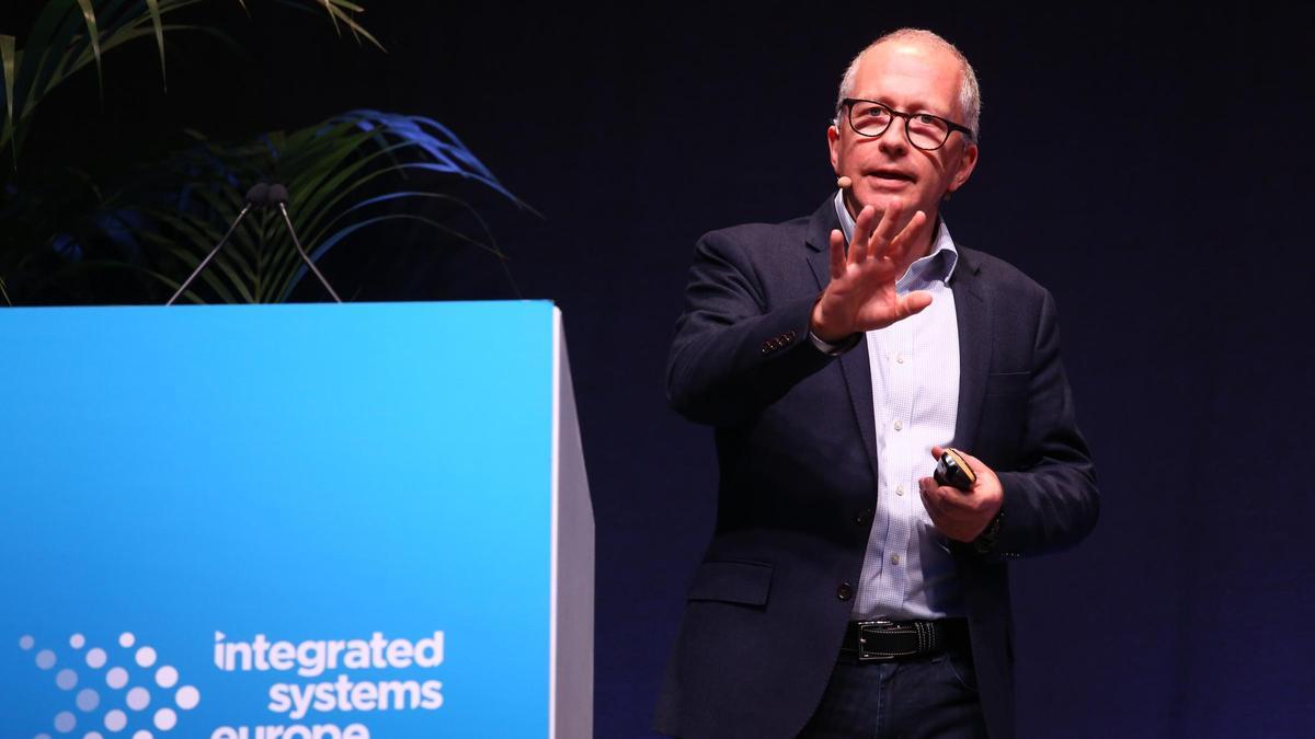 El jefe de televisión de la Copa América de vela, Stephen Nuttall, en una presentación sobre la competición en el salón ISE de Barcelona.