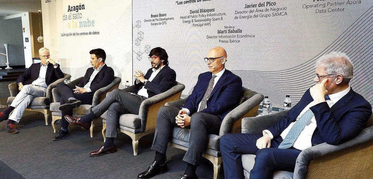 De izquierda a derecha, Martí Saballs, responsable de Información Económica de Prensa Ibérica; Bruno Bravo, director de Pre-Development en Europa de QTS; David Blázquez, responsable de Políticas Públicas, Infraestructuras y Energía de AWS en España y Portugal; Javier del Pico, director del Área de Negocio de Energía del Grupo Samca, y Peter Knapp, representante de Azora.