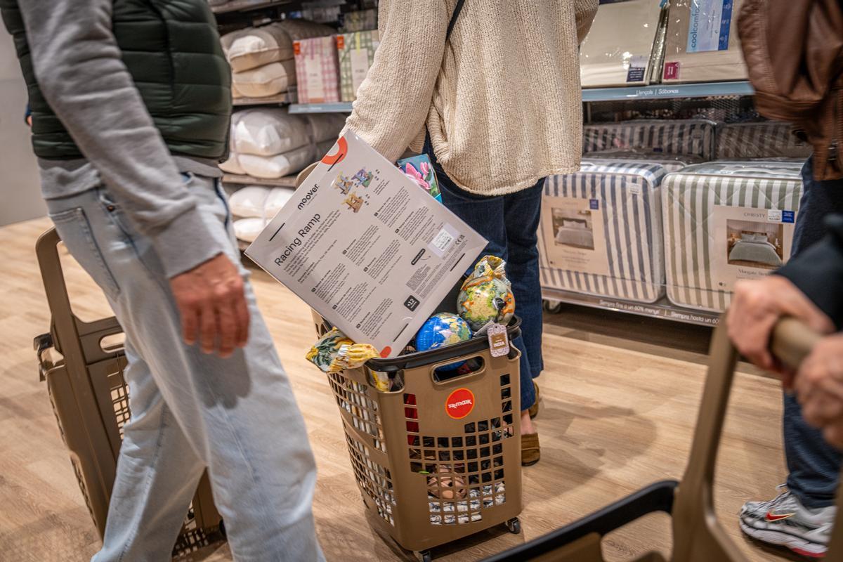 Furor y ofertas en el estreno de la primera tienda en Barcelona del outlet de grandes marcas TK-Maxx