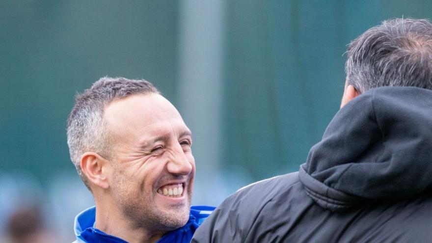 Cazorla, saludando al entrenador, Javi Calleja. | REAL OVIEDO