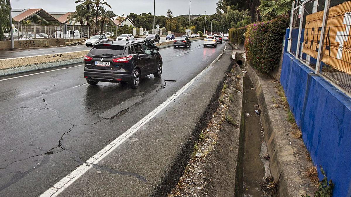 Uno de los tramos más peligrosos para ir caminando a Santa Faz por fuera de la carretera. | ALEX DOMÍNGUEZ