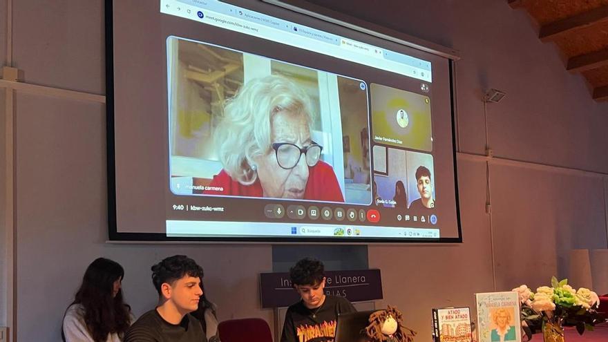 Manuela Carmena debate con los alumnos del IES de Llanera: "La democracia no debe darse nunca por garantizada"