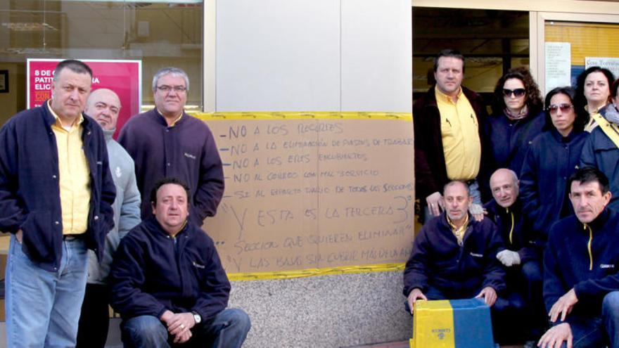 Los trabajadores se concentraron en la puerta de Correos.