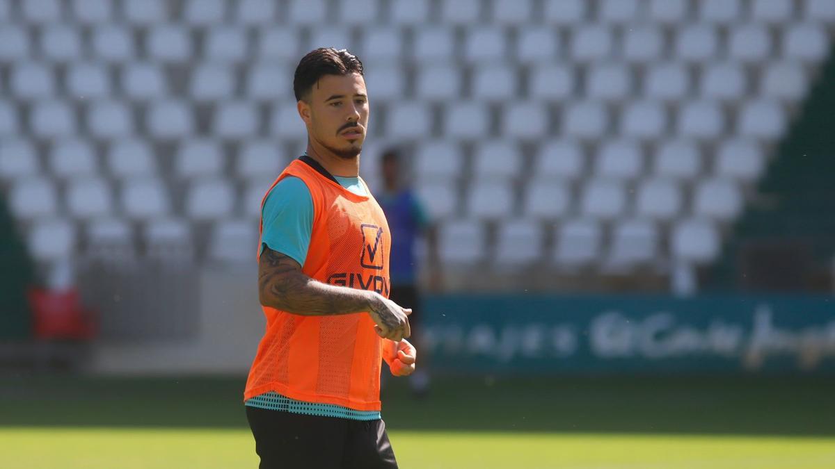 Alejandro Viedma se ejercita durante un entrenamiento en El Arcángel.