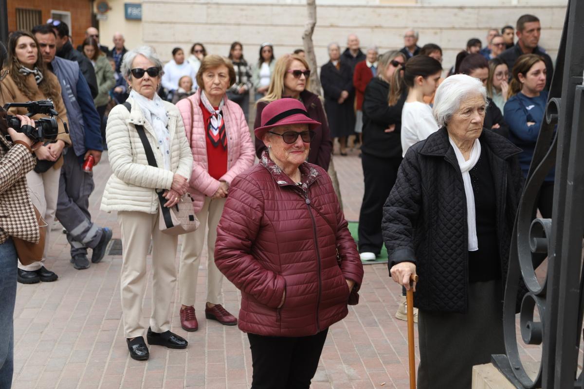 Imágenes del minuto de silencio en Xilxes en recuerdo de la mujer y la niña asesinadas